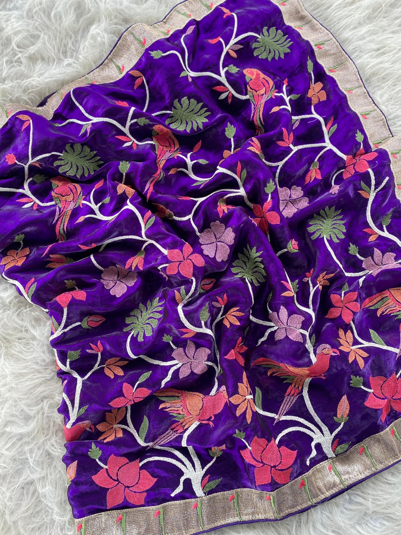 Soft Space Silk Saree With Colorful Thread Work And Muniya Border