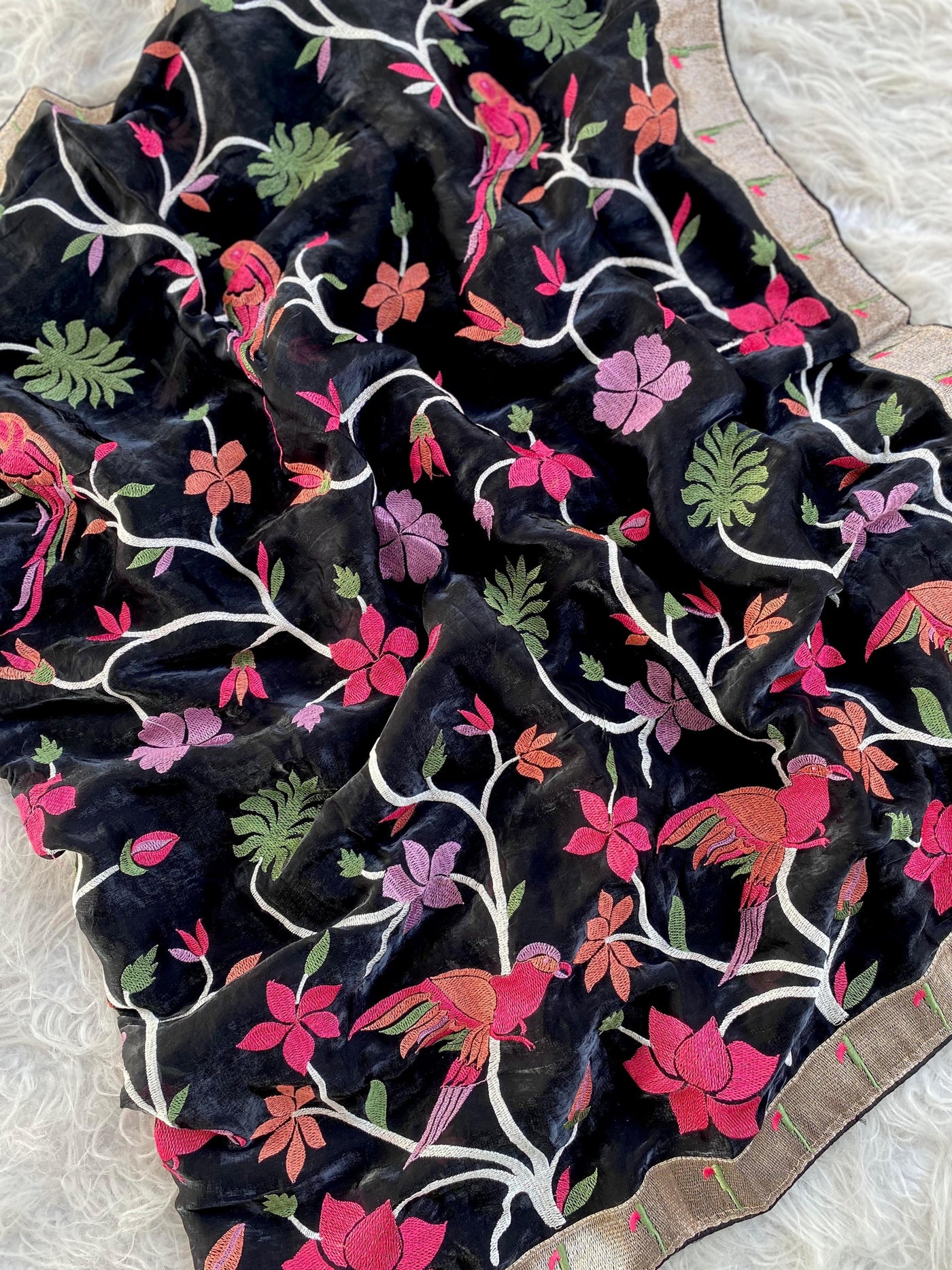 Soft Space Silk Saree With Colorful Thread Work And Muniya Border