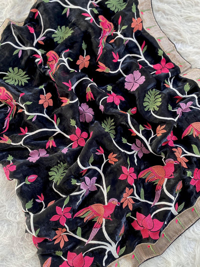 Soft Space Silk Saree With Colorful Thread Work And Muniya Border