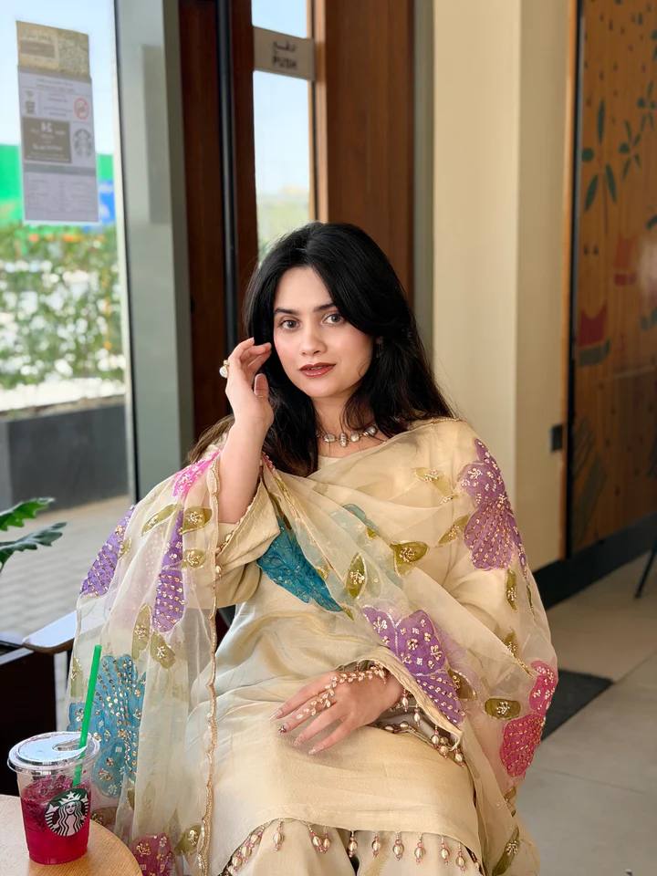 Off-White Straight Kurta Pant Set With Multicolor Floral Sequins Organza Dupatta