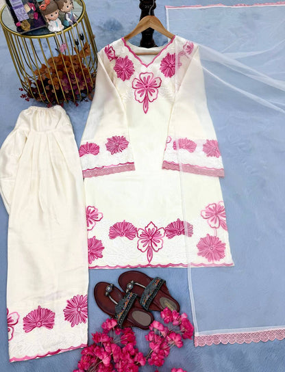 Off-White Pashmina Embroidered Kurta Set with Floral Print And Dupatta