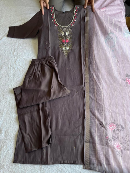 Grey Embroidered Floral Kurti With Pink Floral Printed Dupatta