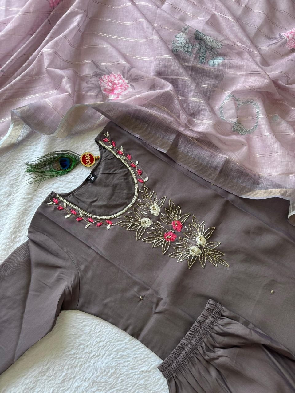 Grey Embroidered Floral Kurti With Pink Floral Printed Dupatta