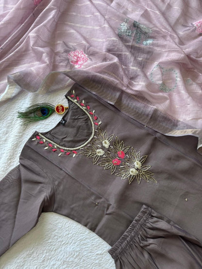 Grey Embroidered Floral Kurti With Pink Floral Printed Dupatta