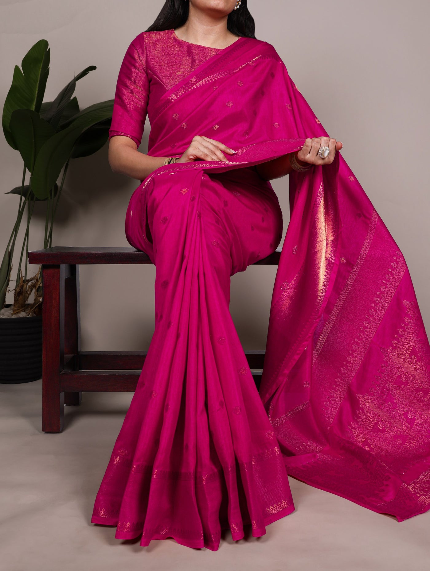Elegant Saree With Zari Weaving Work